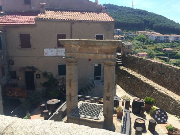 Giglio Castello antigua cisterna y muralla