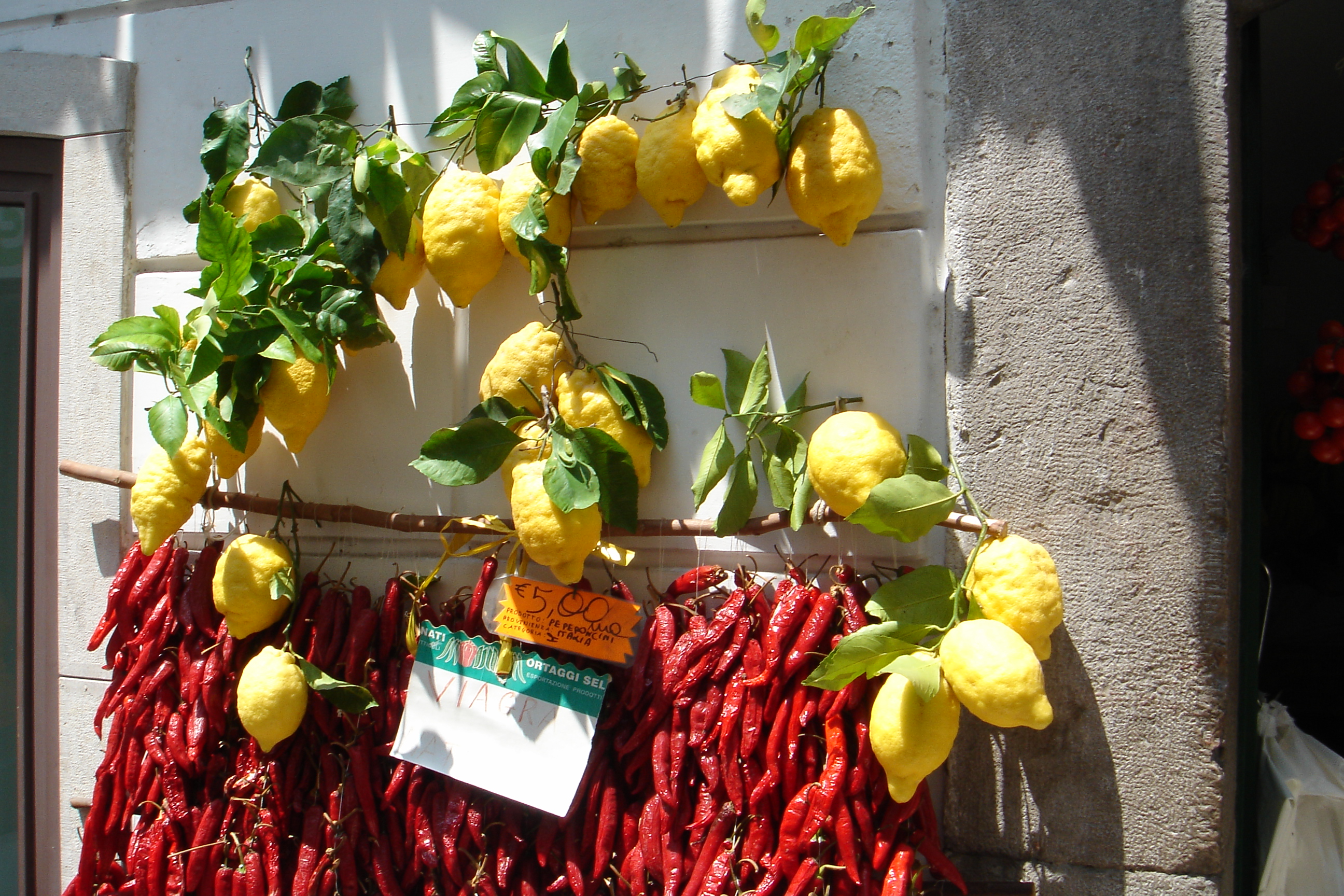 Amalfi_-_limoni_e_peperoncini_-_'lemons_and_red_dried_pepppers'
