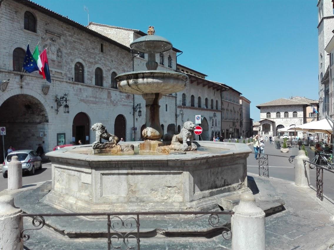 Assisi Piazza comune
