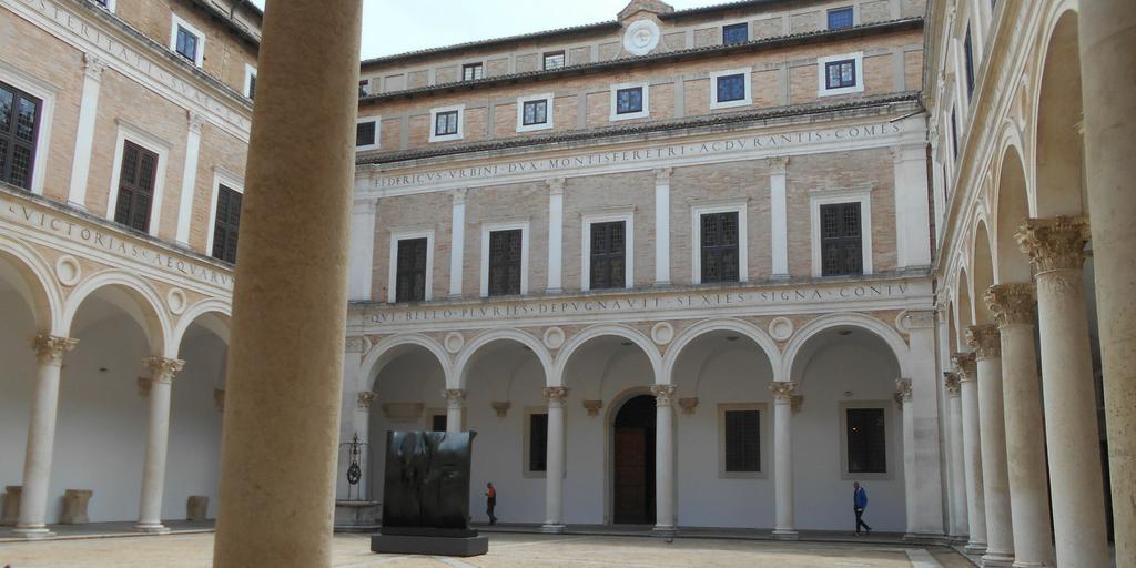 Urbino patio del palacio