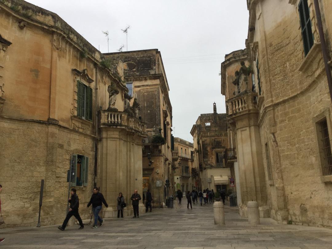 Lecce calle acceso duomo