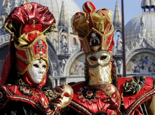 venecia, italia - 10 de febrero de 2013 - persona no identificada con  máscara de carnaval veneciano tradicional en venecia, italia. en 2013 se  realiza del 26 de enero al 12 de febrero. 6190703 Foto de stock en Vecteezy