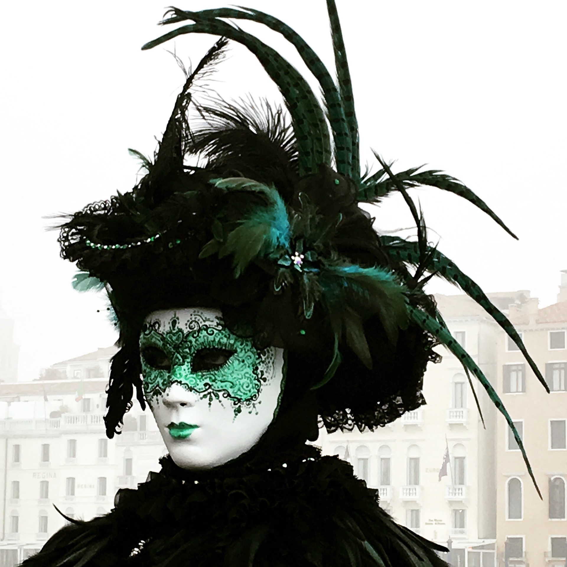 venecia, italia - 10 de febrero de 2013 - persona no identificada con  máscara de carnaval veneciano tradicional en venecia, italia. en 2013 se  realiza del 26 de enero al 12 de febrero. 6190703 Foto de stock en Vecteezy